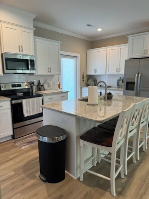 Kylskåp, mikrovågsugn, ugn och spishäll