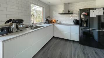 Kylskåp, ugn, spishäll och diskmaskin