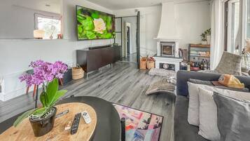 Smart-tv och eldstad