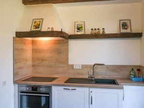 Apartemen | Dapur pribadi | Oven, ketel listrik, dan pemanggang roti