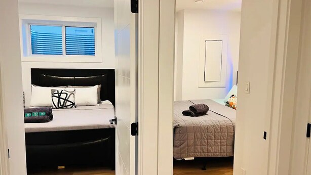 Une pièce avec un lit, une fenêtre et une porte.