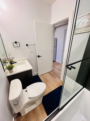 ヘアドライヤー、タオル、石鹸、シャンプー