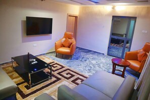 Penthouse Presidential - balkong | Egyptiska bomullslakan, sängtillbehör av högsta kvalitet och duntäcken