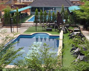 2 piscines extérieures, cabanons gratuits, parasols de plage