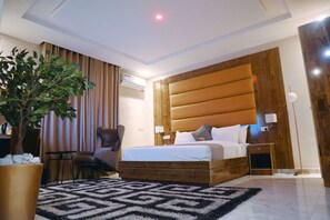 Svit Comfort - balkong - utsikt mot poolen | Egyptiska bomullslakan, sängtillbehör av högsta kvalitet och duntäcken