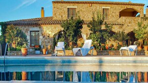 Pool | Indoor pool, outdoor pool - Pretty Villa With Sun Loungers (Calonge)