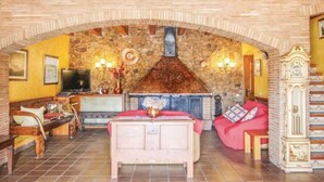 4 bedrooms, iron/ironing board, individually furnished, bed sheets - Pretty Villa With Sun Loungers (Calonge)