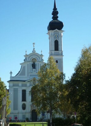 Una iglesia con un campanario alto y un reloj.