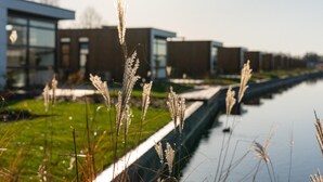 A modern building with a water canal in front. - Loosdrecht Water Villa (Loosdrecht)