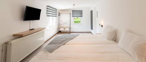 House | 5 bedrooms, bed sheets