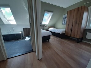 House | 10 bedrooms, individually furnished, bed sheets