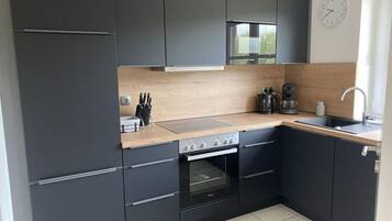 Apartemen | Dapur pribadi | Oven, ketel listrik, dan pemanggang roti