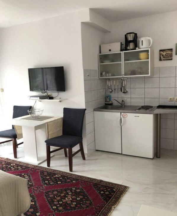 Apartment | Private kitchen - Studio Apartment Villa Maja (Omisalj)