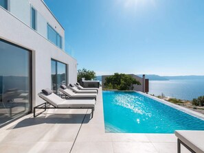 Outdoor pool - Villa Aristea Comfortable Holiday Residence (Labin)