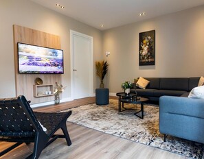 House | Living room | Flat-screen TV - Veluwe Villa Wellness (Wekerom)