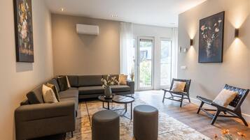 House | Living room | Flat-screen TV
