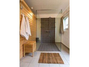 House | Bathroom - in the Estate Worker's House (Karstädt)