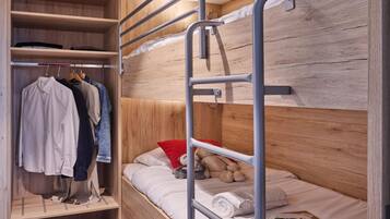 Apartment | 3 bedrooms, individually furnished, bed sheets