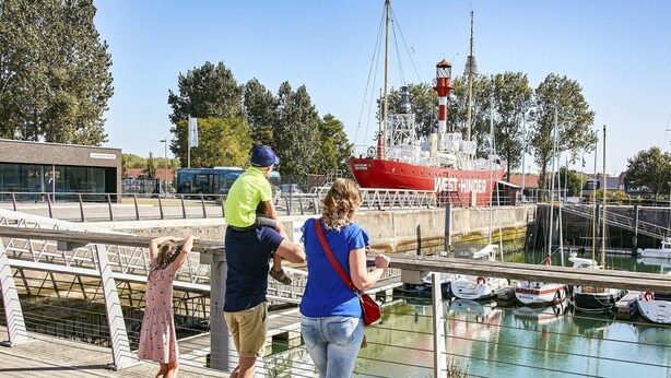 A waterfront promenade with a docked ship, a pedestrian walkway, and a small boat named 'Wanda'. - Comfortable Apartment With air Conditioning (Bruges)
