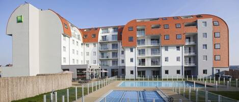 อพาร์ทเมนท์ | สระว่ายน้ำ | สระว่ายน้ำกลางแจ้ง