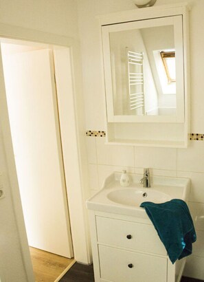 Bathroom - Dandelion Modern Retreat (Leezdorf)