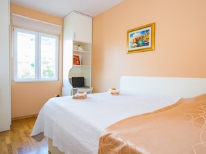 Une chambre à coucher avec un lit, un bureau et une fenêtre.