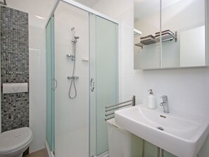 Apartment | Bathroom | Towels - Holiday Apartment Beach House IVA App.1 (Gradac)