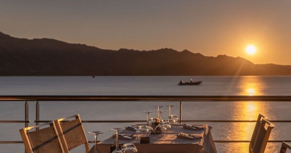 Dining - Fordebrise Modern Retreat (Steinberg)