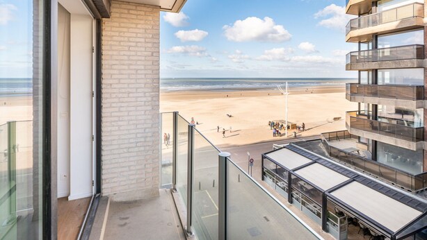 A balcony with a view of the beach and ocean. - Apartment in Koksijde With Sea Views (Koksijde)