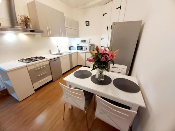 Departamento | Cocina privada | Refrigerador, microondas, parrilla de estufa y lavavajillas