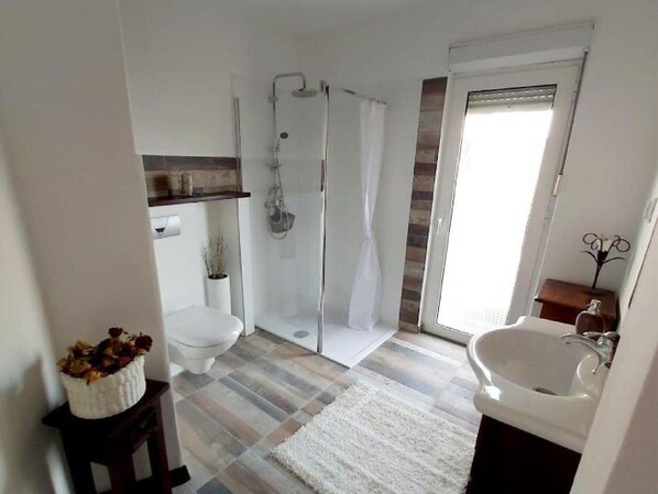 Departamento | Baño | Secadora de cabello, toallas, papel de baño 