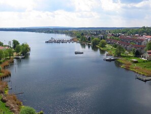 A river with boats, docks, and residential buildings along the banks. - Casa sul Lago Modern Retreat (Werder (Havel))
