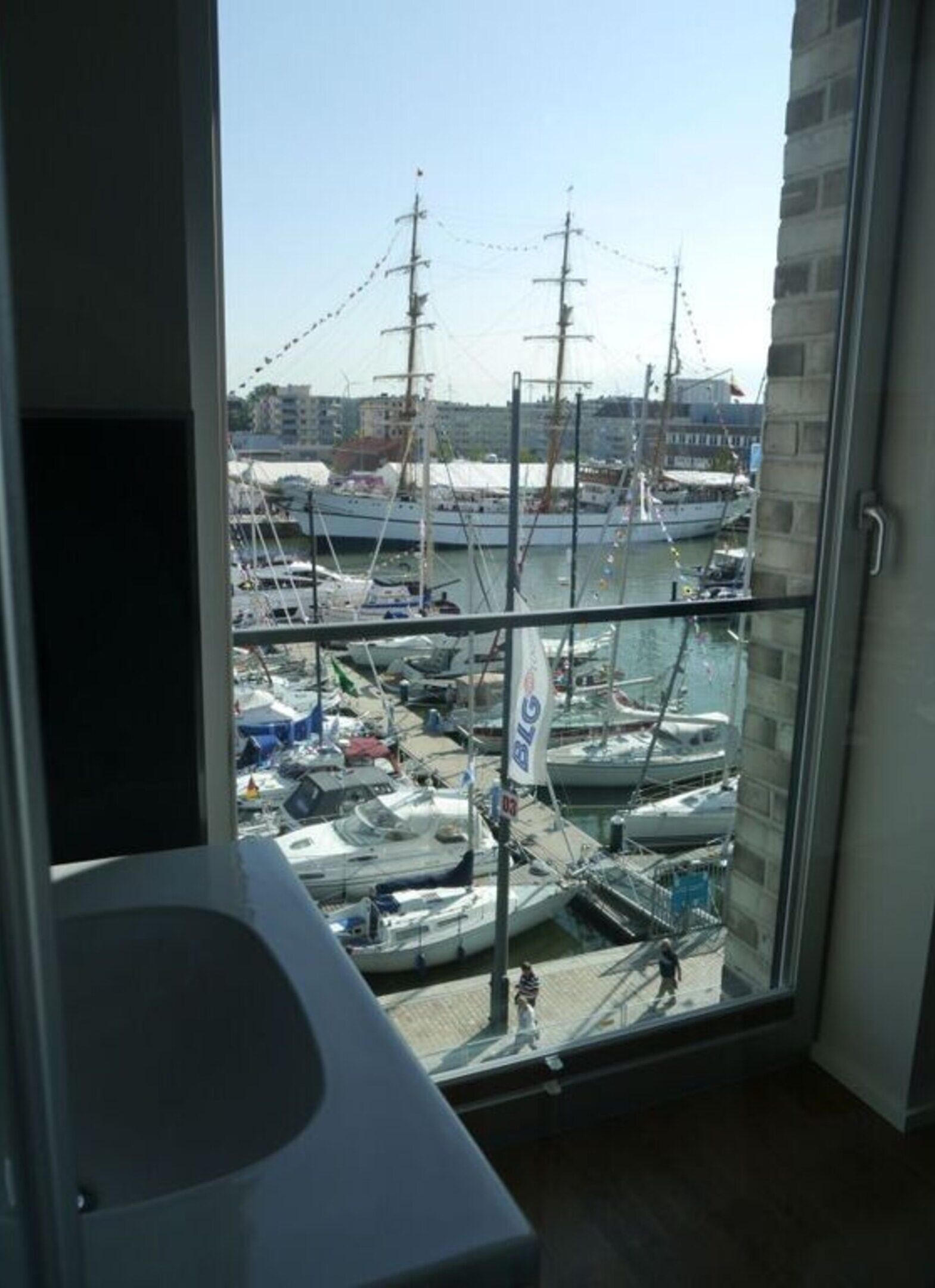 Uma varanda com vista para uma marina.