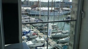 A balcony with a view of a marina. - Charming Apaartment in Bremerhaven (Bremerhaven)