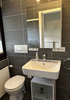 Apartment | Bathroom - Holiday Home Meerhuus (Butjadingen)
