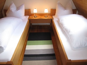 4 habitaciones y muebles diferentes 