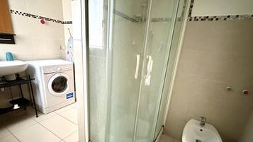 Shower, bidet, towels