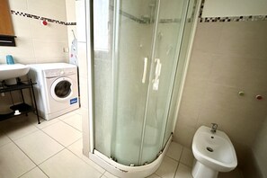 Shower, bidet, towels - P028 - Porto Recanati, comfortable two-room apartment a few minutes from the bea (Porto Recanati)