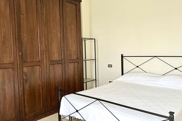 1 bedroom, bed sheets