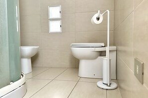 Ducha, bidé y toallas