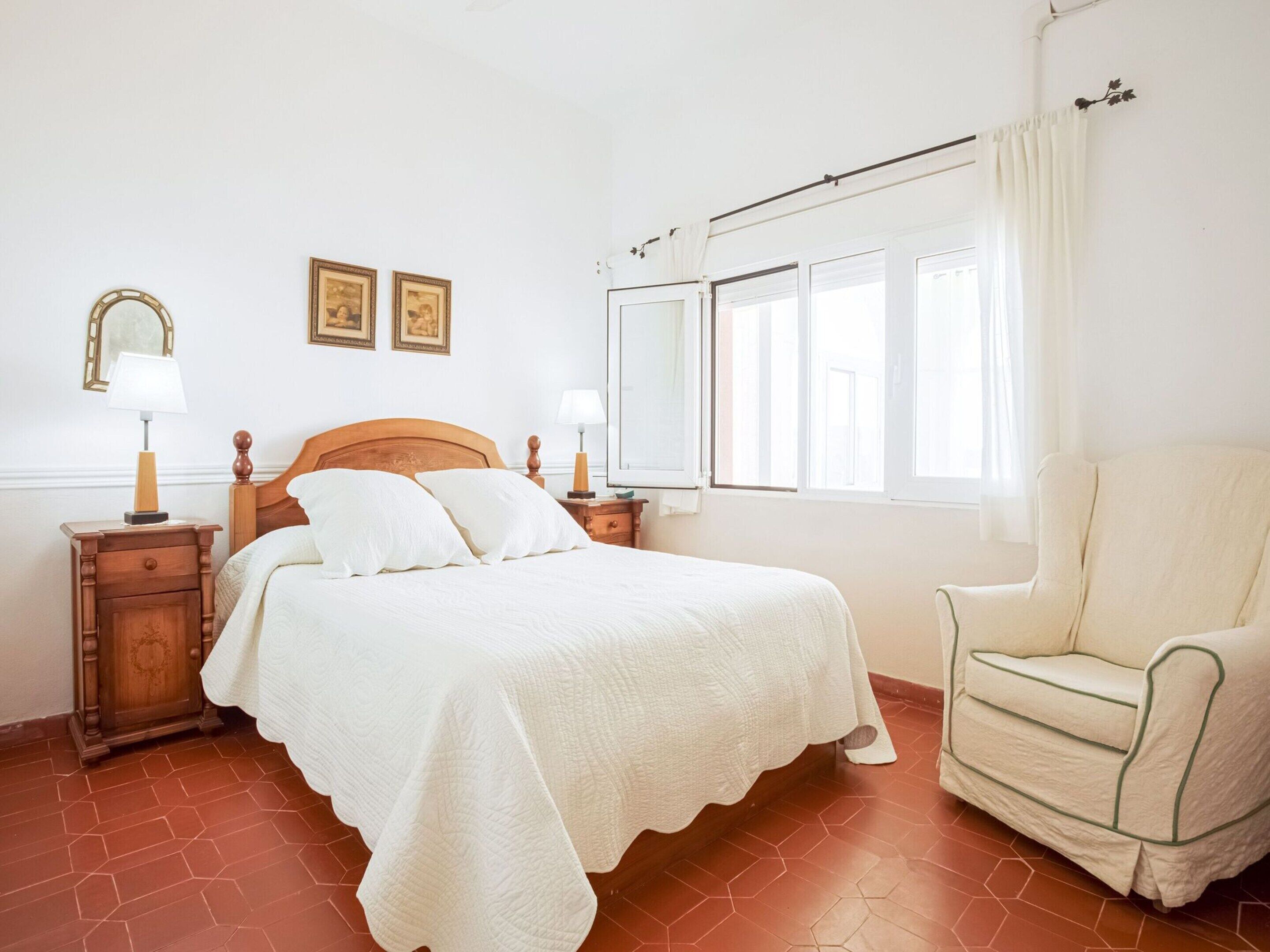 3 bedrooms, bed sheets