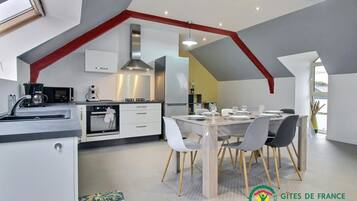 Réfrigérateur, micro-ondes, four, plaque de cuisson