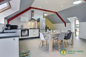 Kylskåp, mikrovågsugn, ugn och spishäll