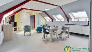 Amplio loft con comedor, cocina y un gran tragaluz.