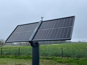 Instalación de paneles solares en un entorno rural.