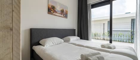 House | 8 bedrooms, individually furnished, bed sheets