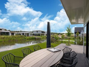 House | Exterior - 16p Spacious Villa on the Water in Zeewolde (Zeewolde)