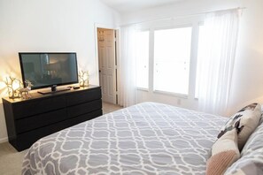 3 bedrooms, iron/ironing board, travel crib, free WiFi - 10min to Disney, spacious townhome & family resort (Kissimmee)