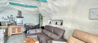 타베르나스 사막 근처 쿨라르의 동굴 집