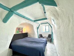 Rumah | 2 kamar tidur dan dilengkapi dengan perabotan berbeda-beda